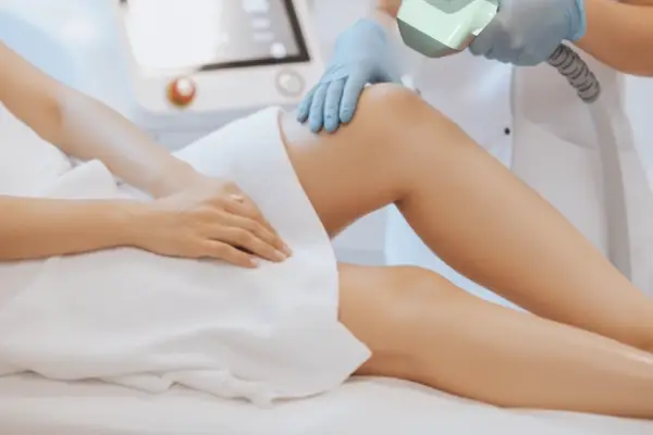 Tecnologia de Depilação a Laser 4D utilizada por especialista numa clínica em Vila Nova de Gaia.